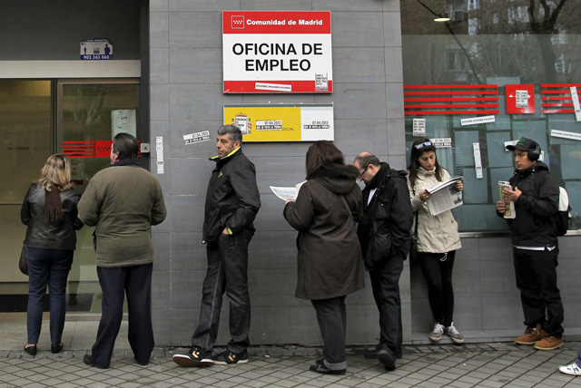 Schlange vor einer Arbeitsvermittlung in Spanien. (Foto: AP/Andres Kudacki)