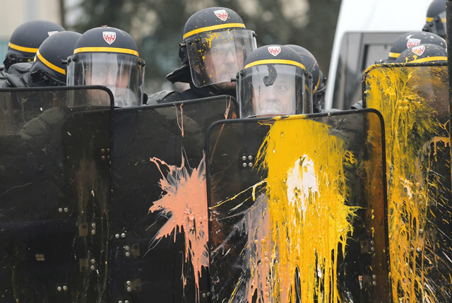 Französische Polizisten während einer Demonstration von Fabrikarbeitern der Reifenfabrik Goodyear in Amiens, 12 Februar 2013. (AP/Christophe Ena)