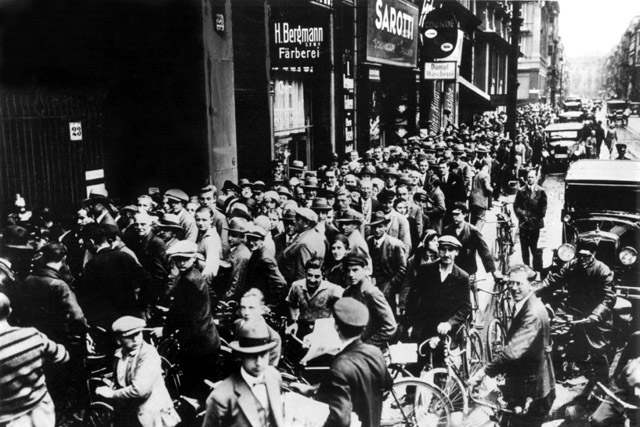 Kunden stehen vor einer Bank an, uzm ihr Geld abzuheben, 1931. (Foto: DPA)