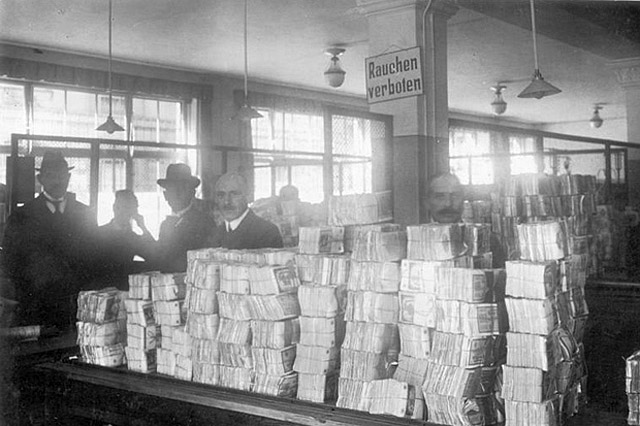 Geldberge während der deutschen Hyperinflation in den 1920ern. (Foto: Bundesarchiv)