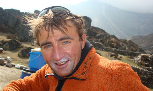Ueli Steck hat dieses Jahr bereits seinen zweiten 8000er bestiegen: Ulei Steck im Jahr 2008 bei der Erstbegehung der Tengkampoche Nordwand. (Foto: Ueli Steck GmbH)