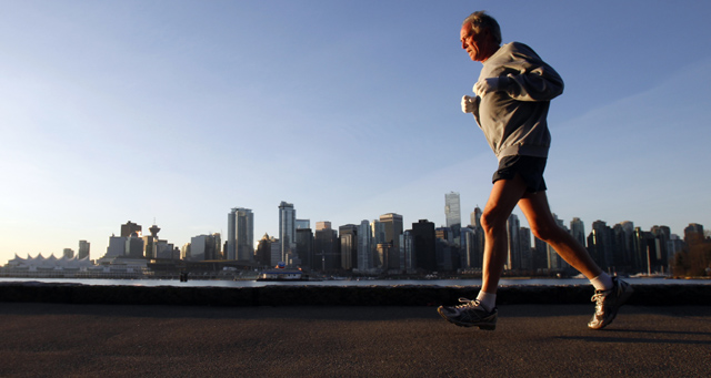 Ein sehr hohes Risiko Männer über 40 Jahre, die schlecht trainiert an einem Marathon teilnehmen wollen: Frau am Stretchen.