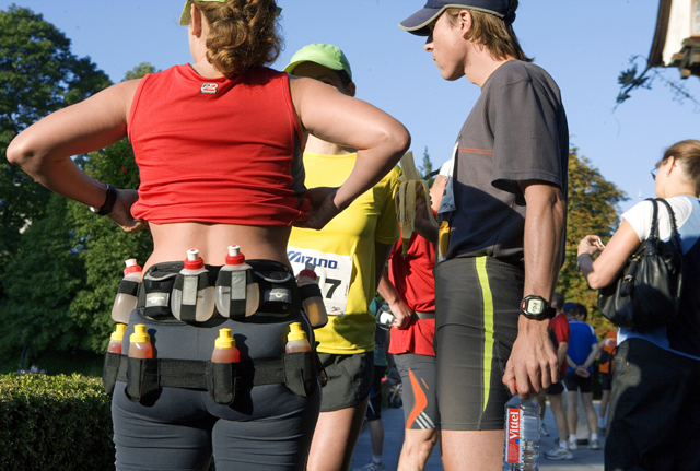 Geher nehmen eher an den Armen ab? Teilnehmerin des Jungfrau-Marathons mit Verpflegungsgürtel.