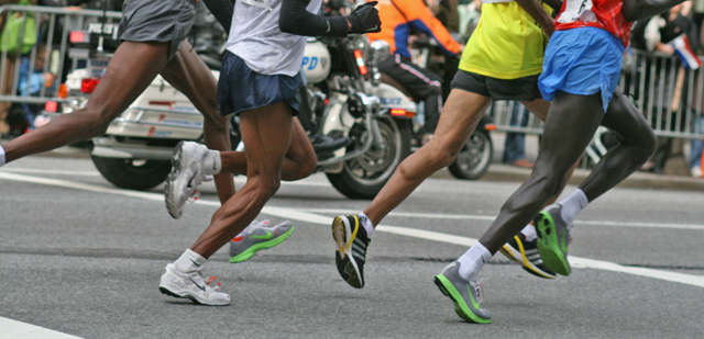 Die Waden einiger Teilnehmer des New-York-Marathon 2009. (Bild: Flickr/China Ziegenbein)