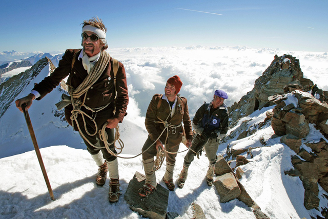 Italienische Bergsteiger in alter Ausrüstung auf der Dufour-Spitze. (Keystone)