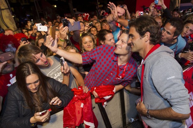 Behehrte Fotos: Federer mit Fans beim House of Switerland in London. (Bild: Keystone)