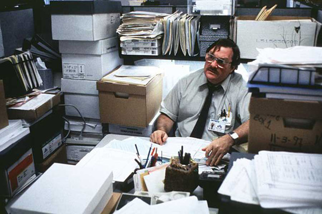 Grosses Gesundheitsrisiko: Arbeiter im Büro im Film «Alles Routine». (Bild: Fox)