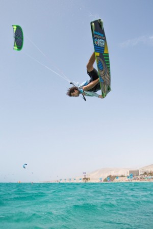 Grosse Sprünge: Kitesurfer aus aller Welt kommen wegen des warmen Wassers und Winds nach Fuerteventura. (Foto: Tom Bromwich)