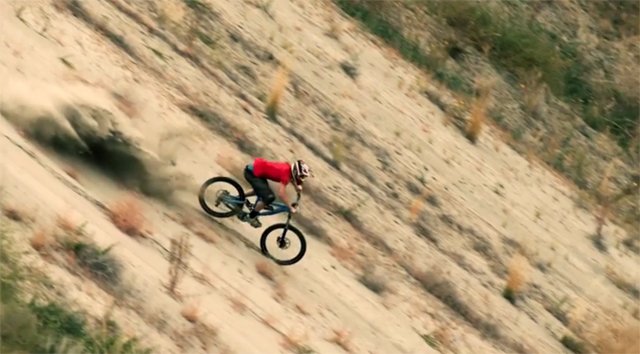     Biker im Sturzflug: Screenshot aus dem Film «Where the trail ends».