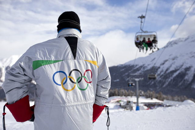 Ein Mann traegt die Olympischen Ringe auf seiner Skijacke, am Samstag, 8 Dezember 2012 in St. Moritz. (KEYSTONE/Alessandro Della Bella)..