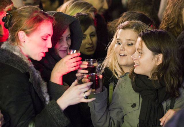 In Lyon probieren Frauen einen Beaujolais. (Reuters/Robert Pratta)