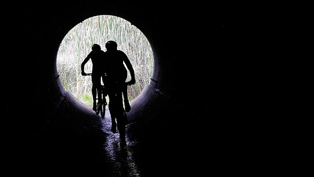 Starkes Stück: Christoph Sauser und Jaroslav Kulhavy, die späteren Gesamtsieger des 698-Kilometer-Rennens Cape Epic, in einem Tunnel auf der 6. Etappe. (Bild: Keystone, 23. März 2013)