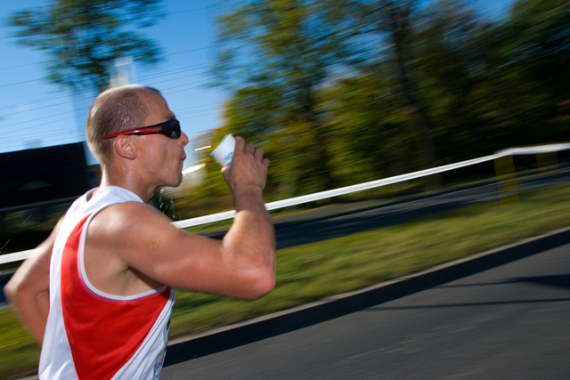     Nicht alle Läufer nehmen während dem Wettkampf feste Nahrung ein: Ein Verpflegungsstand mit Bananen am Jungfrau-Marathon, 9. September 2006. (Flickr/dominikgolenia)