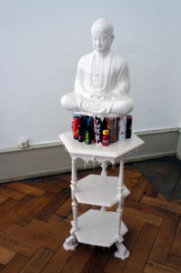 Schwebender Buddha über Energydrinks: Pawel Ferus' «Yoga II».