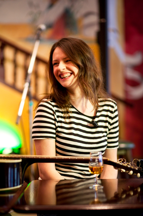 Gitarre und Whisky: Amy Belle im McGuinness's Irish Pub. (Bild: Maria Stratmann)