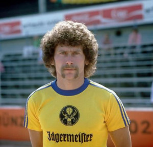 Sie waren die ersten: Eintracht Braunschweig mit Spieler Paul Breitner wirbt 1973 mit Jägermeister auf der Brust.
