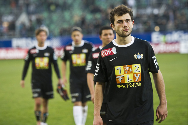 Die FCZ-Spieler verlassen nach der Niederlage gegen St. Gallen frustriert das Feld.