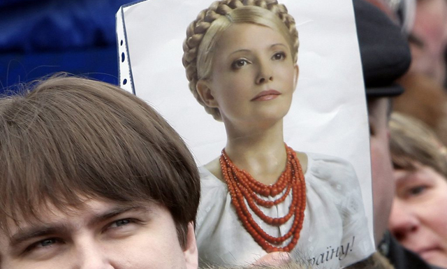 Sitzt im Gefängnis und ist doch überall: Julija Timoschenko wacht als Ikone über die Euro 2012. (Bild: Keystone)