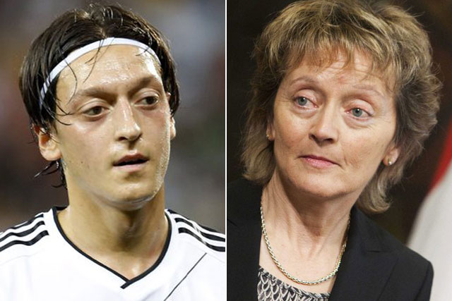 Verwandtschaft auf den ersten Blick: Mesut Özil und Eveline Widmer-Schlumpf. (Bilder: Keystone)