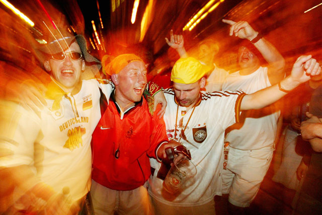 Arm in Arm: Deutschland- und Holland-Fans feiern das 1:1 ihrer Teams an der Euro 2004 in Porto. (Bild: Reuters)