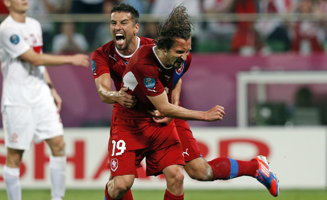 Milan Baros umarmt Petr Jiracek (v.)nach dessen Tor gegen Polen, 16. Juni 2012. (Bild: AP Photo)