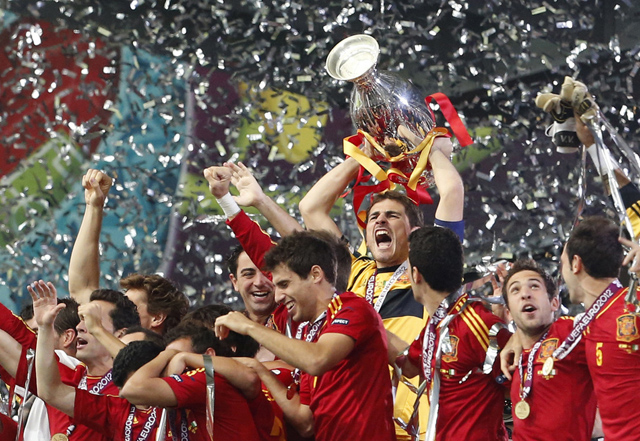 Sapiens Goalie Iker Casillas stemmt den Pokal in die Höhe.