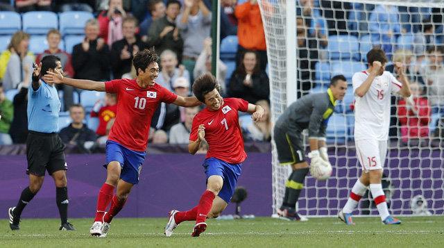 Korea's Bokyung Kim, front right, reacts after scoring the 2-1 next to teammate Chuyoung Park the Group B preliminary match between Switzerland and South Korea at the City of Coventry Stadium in Coventry, Great Britain, at the London 2012 Olympic Summer Games, on Sunday, July 29, 2012. (KEYSTONE/Peter Klaunzer)
