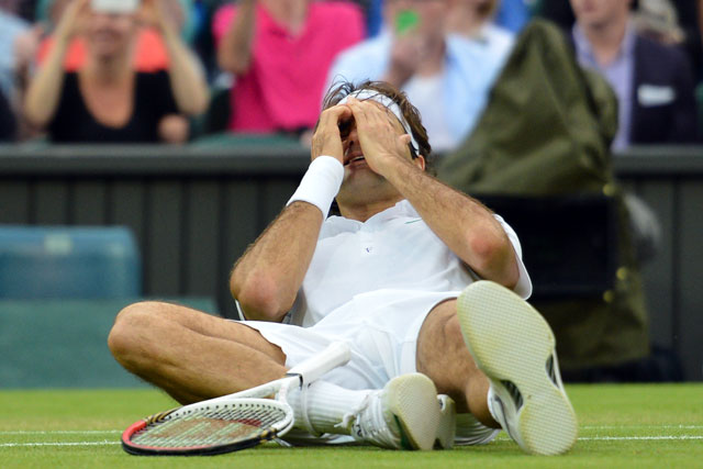 Die Erlösung: Roger Federer sinkt nach dem verwerteten Matchball auf den Rasen von Wimbledon. (Bild: AFP)
