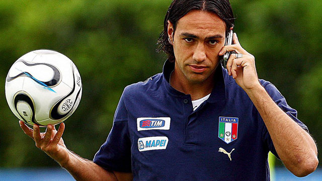 Wissen, was läuft: Der italienische Nationalspieler Alessandro Nesta während eines Trainings 2006. (Bild: Keystone)