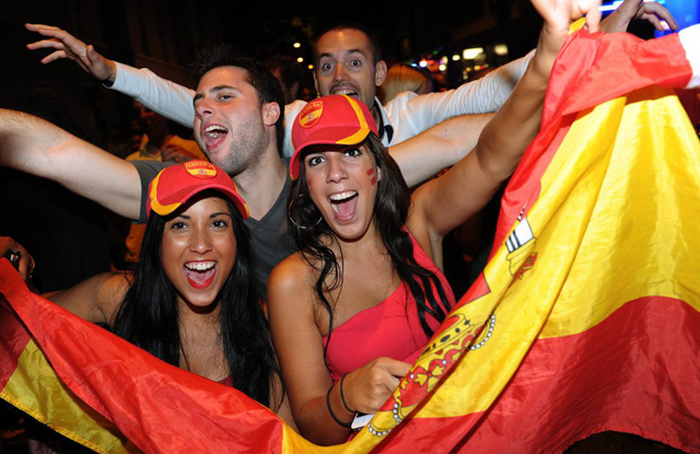 Spanien-Fans feiern den Sieg ihrer Mannschaft. (Keystone)