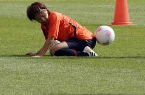 Zieht den Ball an: Aya Miyama beim Training in Cardiff. (Bild: Keystone)