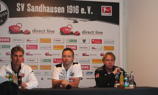 Guten Appetit: SVS-Trainer Gerd Dais mit belegtem Brötchen an der Pressekonferenz.