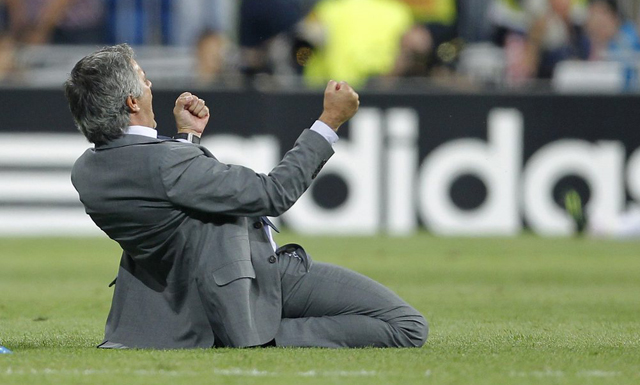 Grasflecken für die Ewigkeit: José Mourinho ruiniert freudig seinen Anzug.