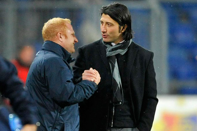 Der alte und der neue FCB-Trainer: Heiko Vogel (l.) und Murat Yakin im Basler St.-Jakob-Park. (3. Dezember 2011)