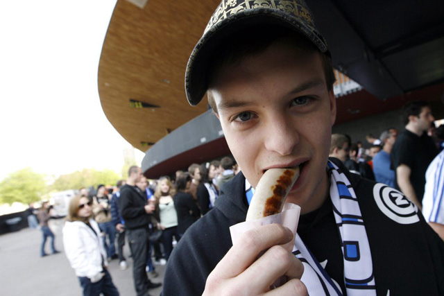 Ein Fan isst eine Bratwurst, Zürich am 20. April 2008. (Keystone)