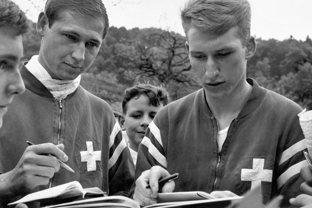 Wie heisst der Typ rechts von Heinz Bertschi? Karl Odermatt. Die Schweizer Nationalspieler geben am 5. Juni 1963 Autogramme. (Bild: Keystone)