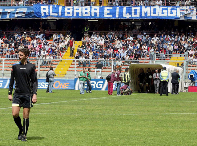 In der Fankurve von Sampdoria Genua hängt ein Banner mit Aufschrift «Ali Baba und die 40 Moggi»- (Foto: Keystone/Luca Zennaro)