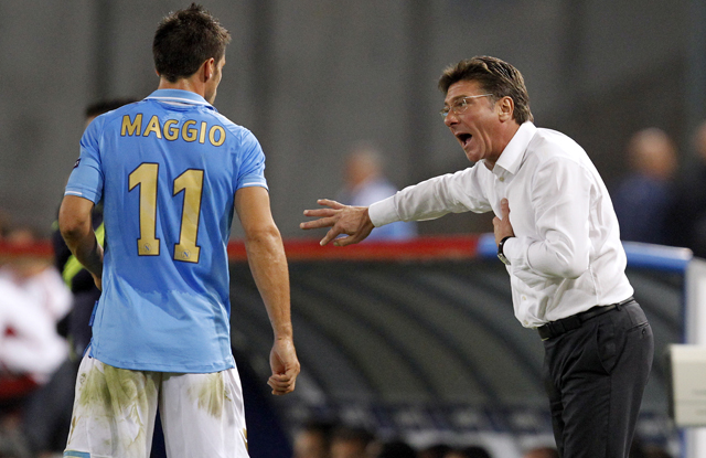 Impulsiv und autoritär: Walter Mazzari, Trainer von SSC Napoli, weist seinen Spieler Christian Maggio zurecht. (18. Oktober 2011)