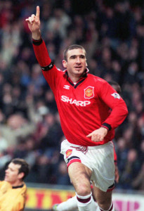 Eric Cantona erzielt einen Treffer für Manchester United, 3. Februar 1996. (AP/Michael Stephens)