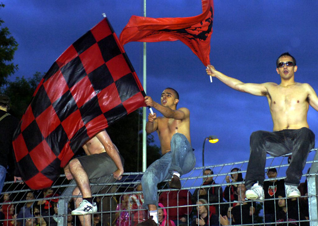 Fans von Neuchatel Xamax feiern den Aufstieg ihres Clubs in die Super League, nach dem Fussballspiel der Challenge League zwischen dem AC Lugano und Neuchatel Xamax, am Samstag, 26. Mai 2007, im Cornaredo Stadion in Lugano. Die Neuenburger gewannen das Spiel 1-3. (KEYSTONE/Karl Mathis)