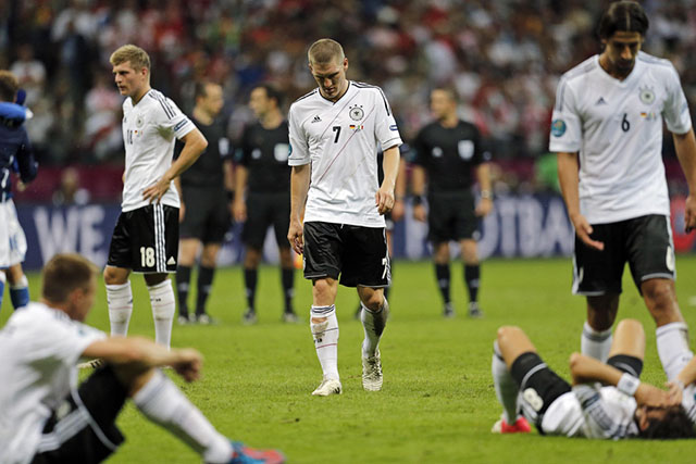 In Schönheit sterben: Die deutschen Spieler verlassen nach der Halbfinalniederlage an der Euro 2012 mit hängenden Köpfen das Spielfeld. (Bild: Keystone)
