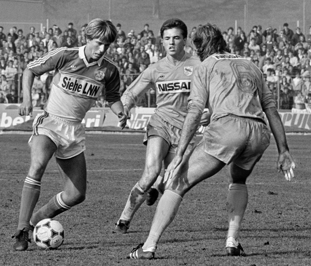 Unser Andy, links. Wir waren sehr stolz auf das grosse Fussball-Talent aus Luzern. Lustig auch der junge Mats Gren (Mitte). Wer ist der GC-Spieler rechts? Jedenfalls sind wir hier am 16. März 1986 bei der Partie Luzern gegen GC auf der Allmend.