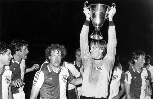 Er kam vom grossen GC zu uns in die Innerschweiz: Roger Wehrli, links vom Berbig mit dem Kübel. Die Grasshoppers feiern hier im Hardturm am 10. Juni 1982 einen ihrer 27 Meistertitel.