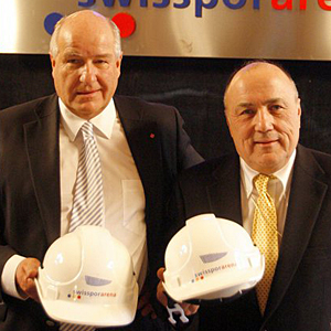 Helm ab: Der damalige FCL-Präsident Walter Stierli (l.) und Swisspor-Patron Bernhard Alpstäg stellen das neue Stadion vor. (Keystone, 12. Dezember 2008)