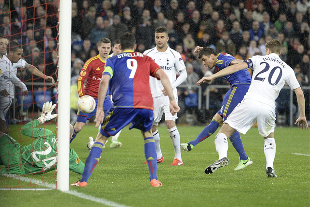 FCB-Spieler Aleksandar Dragovic erzielt einen Treffer gegen Tottenham, 11. April 2013. (keystone/Georgios Kefalas)