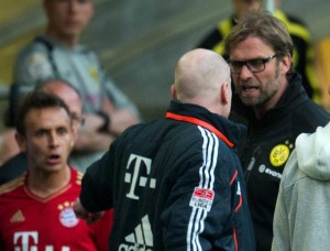 Wer ist hier der Bekloppte? Im Bild: Bayern-Sportdirektor Mathias Sammer (M.) und Dortmund-Trainer Jürgen Klopp (l.) im Zwiegespräch, 4. Mai 2013. (AP/Martin Meissner)