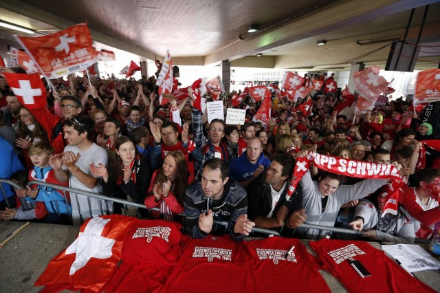 Fans der Schweizer Eishockeynationalmannschaft erwarten die Mannschaft am Flughafen in Zürich. (Keystone)