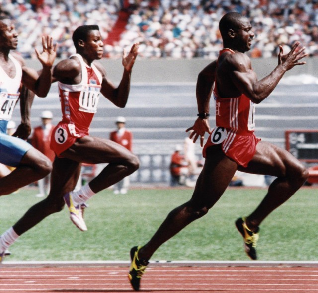 Die Sieger des 100-Meterlaufs an den Olympischen Spielen 1988 in Seoul wurden alle des Dopings überführt (v.l.): Linford Christie, Carl Lewis und Ben Johnson. (AP/Gary Kemper)