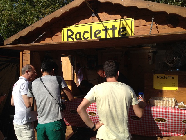 Mehr Chilbi als Party: Raclette an der Street Parade. Natürlich mit Techno geliefert.