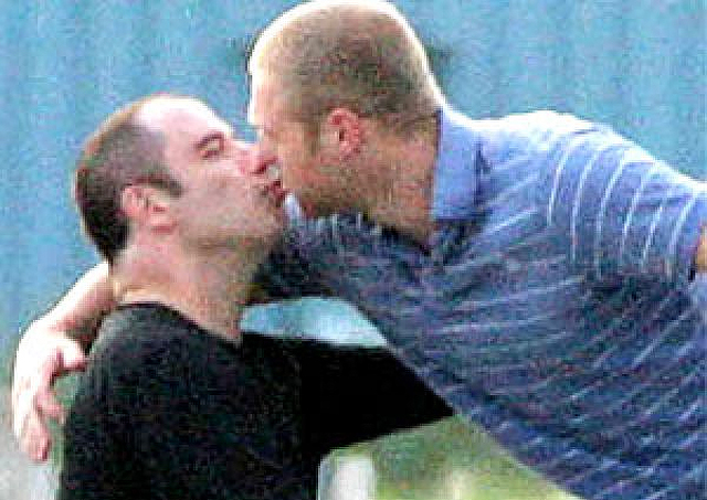 John Travolta küsst seinen angeblichen Geliebten. In Zürich eher ein Sympathie-Bonus. aber bei Scientology streng verboten.